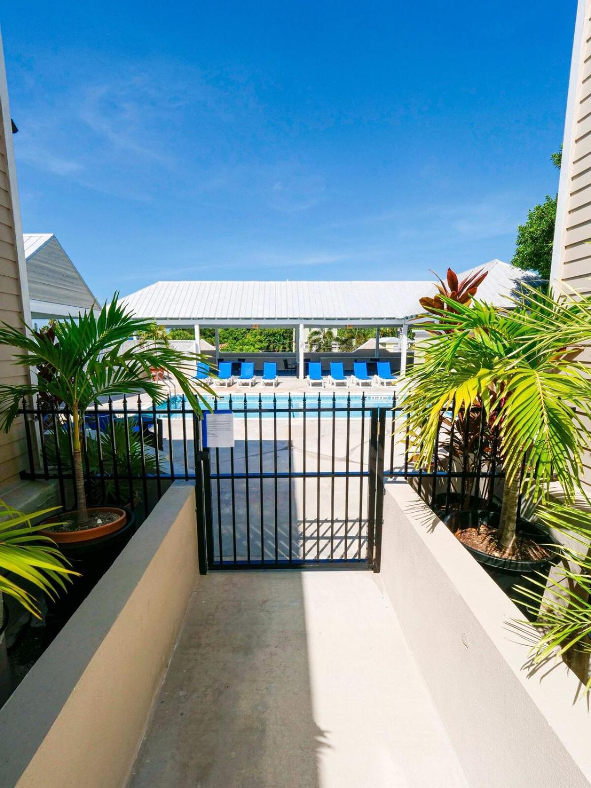 New Casa Caribe By Brightwild- Two-Story Condo Rooftop Pool Key West Exterior foto